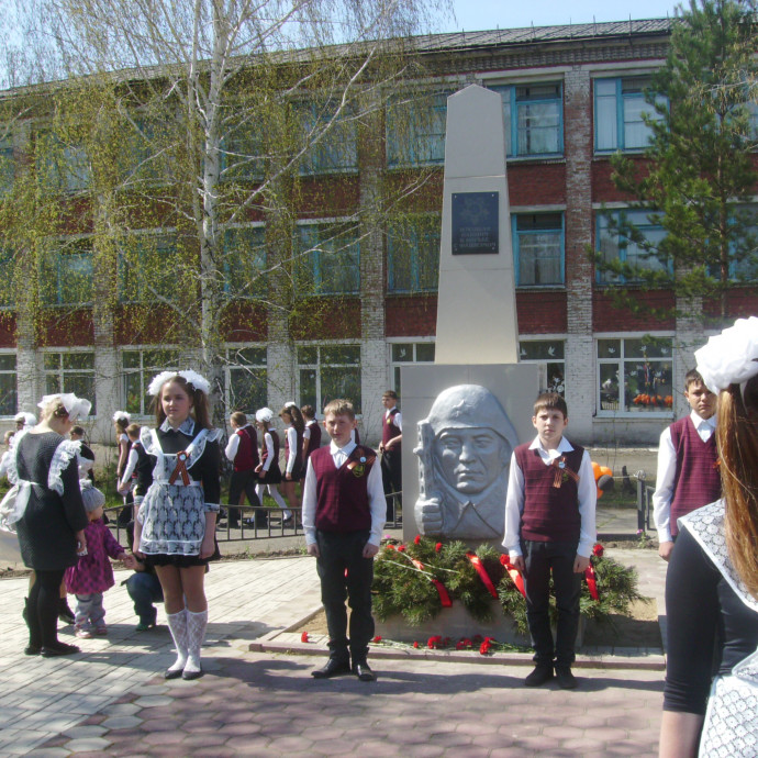 Митинг у памятника погибшим воинам у школы № 32
